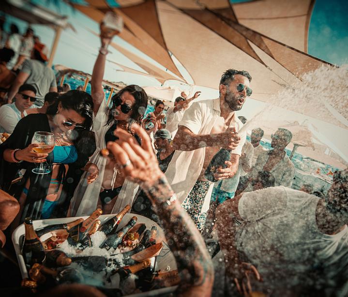 ¡Fiestas de Champagne todos los domingos de verano!