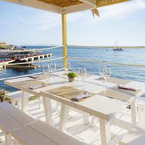 Table with sea views at El Pirata Club