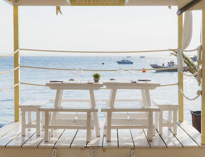 Mesa con las mejores vistas al mar en Roses